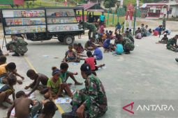Prajurit TNI gerakkan membaca melalui motor pusling di Maybrat