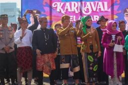 Bupati Jember: Karnaval pelajar bantu gerakkan perekonomian warga