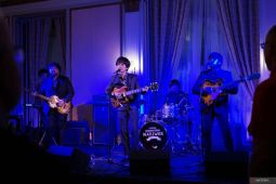 G-Pluck kenakan batik berpadu jas hitam pada pertunjukan hari ke-4 di Liverpool