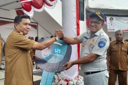 Jasa Raharja  Maluku serahkan bantuan armada sampah ke Pemkot Ambon