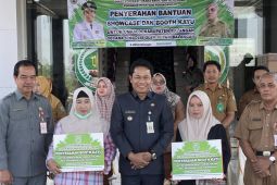Pemkab Balangan bantu UMKM dengan lemari pendingin dan booth kayu