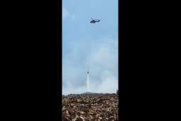 Operasi "waterbombing" di TPST Sarimukti dilanjutkan