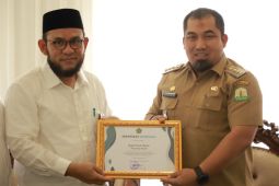 Peduli Peran Punyuluh Agama, Pj Bupati Aceh Besar Terima Penghargaan Menag