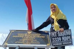 Prasasti Nawa Bhakti Satya di puncak Gunung Arjuno jadi spot foto favorit pendaki