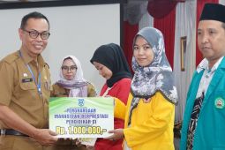 151 mahasiswa berprestasi terima penghargaan dari Pemkab HSS