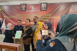 KPU Simalungun serahkan sertifikat tanah hibah ke KPU RI