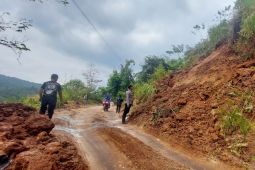 Petugas singkirkan longsoran tanah yang tutupi jalan di Garut