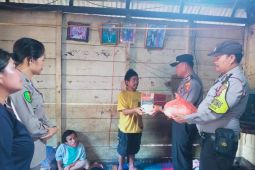 Kapolsek Seribudolok antar bantuan kepada warga