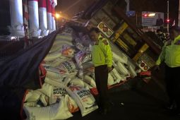 Satlantas Bogor amankan 1.000 karung beras Bulog tumpah di jalan