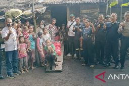 Suku asli Perayun diberi bantuan ratusan paket sembako