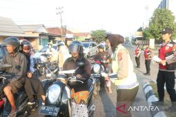 Turun ke jalan, Polwan Polda Babel gelar pengaturan lalu lintas jelang Hari Jadi ke-75 Polwan RI
