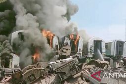 Sejumlah gerbong kereta api bekas di Purwakarta milik PT KAI hangus terbakar