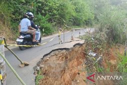 Dinas PUTR HSS dan pemerintah desa berkoordinasi perbaiki jalan ambrol di Loksado