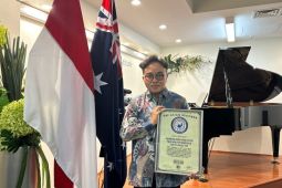 Pianis Indonesia pecahkan rekor dunia bermain piano mata tertutup nonstop