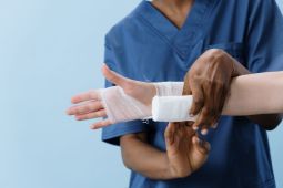 Cedera kulit akibat perekat medis kerap dialami anak dan lansia