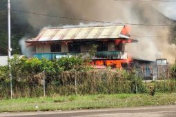 8 rumah dan perkantoran Pemkab Dogiyai terbakar - Video