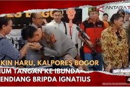 Bikin haru, Kapolres Bogor cium tangan ibunda mendiang Bripda Ignatius