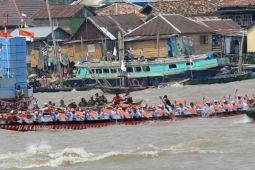 Warga padati kawasan sungai Musi saksikan lomba bidar - Video