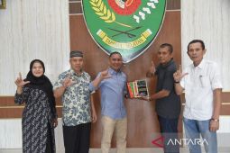 Pemkab Tapsel terima ratusan buku almarhum H.Asrin Hasibuan