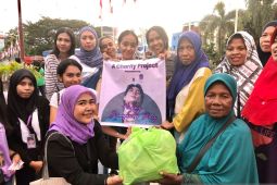 Penggemar Boyband BTS di Ambon bagikan bantuan kepada warga