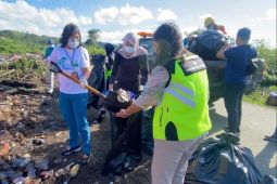 Bersama Komunitas The Mulung, Angkasa Pura I Bandara Pattimura lakukan aksi bersih lingkungan bandara