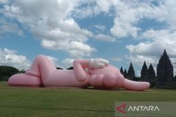 KAWS:HOLIDAY dongkrak kunjungan wisatawan di Candi Prambanan
