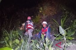 Petugas dikerahkan untuk padamkan kebakaran hutan di kawasan Gunung Walat