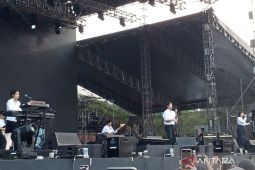 Konser Hindia di Synchronize Fest hebohkan panggung