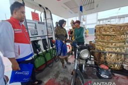 Sambut hari pelanggan, operator SPBU layani warga dengan memakai baju nusantara