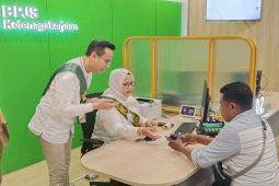 Direktur pelayanan BPJamsostek layani peserta di Ambon saat Harpelnas