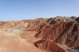 Artikel - Buddha Berbaring dan barisan gunung warna-warni di tengah Jalur Sutra