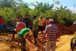 Satgas Pamtas-warga perbaiki jalan rusak di perbatasan Indonesia-Malaysia