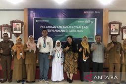 Pemprov Kaltim latih penyandang disabilitas menganyam rotan