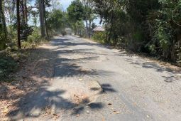 Jalan rusak di Desa Batu tulis tak kunjung diperbaiki