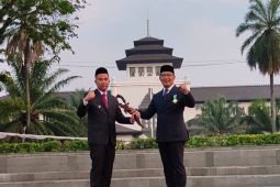 Ridwan Kamil serahkan kujang pusaka simbol kepemimpinan ke Bey Machmudin