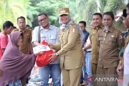Pemkab Nagan Raya salurkan sembako untuk 503 KK warga miskin