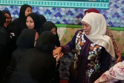 Pemprov Jatim salurkan beasiswa kuliah ke ribuan santri