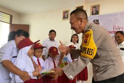 Polres Simalungun bagi-bagi buku bacaan ke pelajar dukung literasi