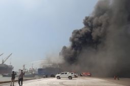Tim SAR evakuasi penumpang KMP Mutiara Berkah I terbakar di Cilegon gunakan "crane"