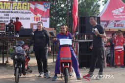 Ikuti senam sehat, Ridho terima hadiah doorprize motor listrik