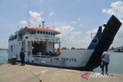 Penyeberangan ke Pulau Aceh pakai kapal kayu selama KMP Papuyu docking