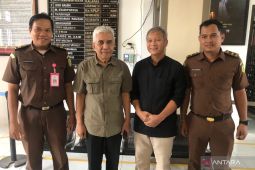 Penyidik melimpahkan dua tersangka korupsi tambang pasir besi ke JPU