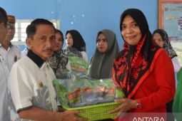 Pemkab Gorontalo  serahkan bantuan Cerdas Pangan di Limboto