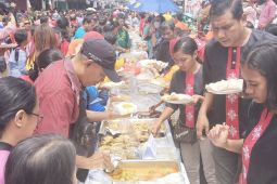 Ribuan warga menikmati makanan patita meriahkan HUT Ke-448 Kota Ambon