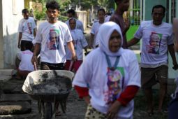Perkuat budaya gotong royong, Tuan Guru Sahabat Ganjar bersihkan desa