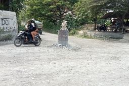 Warga keluhkan Jalan Lelemina yang rusak