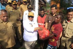 Pj Gubernur Papua Tengah serahkan sembako bagi masyarakat di Mimika