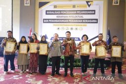 Kemenkumham Babel serahkan 5 sertifikat cipta, 2 merek dan 1 desain industri