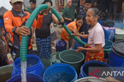 Pemkab Subang terus distribusikan air bersih ke sejumlah daerah kekeringan