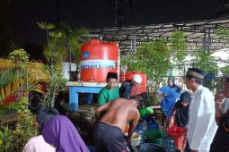 Dinsos Kubu Raya salurkan air bersih untuk warga terdampak oleh kabut asap